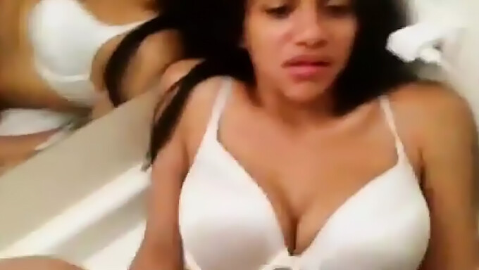 MMS divulgué d'une célébrité indienne sexy en bikini