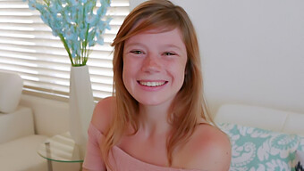 18-Årige Mia Collins Oplever Intens Orgasme Under Casting