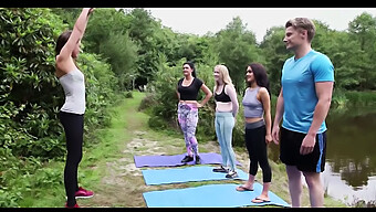 Mostra Pubblica Di Eccitazione Durante Una Sessione Di Yoga All'Aperto