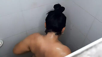 Nena De Tetas Grandes Es Grabada Masturbándose En La Ducha