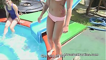 Des Femmes En Bikini Participent À Une Fête De Sexe Chaude Au Bord De La Piscine