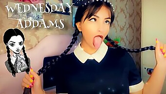 Selbstgemachtes Ahegao-Cosplay Mit Vollbusigen Wednesday Addams, Die Einen Schlampigen Deepthroat-Bj Geben