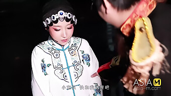 Overdadige Seksuele Escapades Van Een Chinese Generaal - Ni Wa Wa In Mad-030