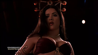 La Lingerie Séduisante De Salma Hayek Dans Des Scènes Sensuelles