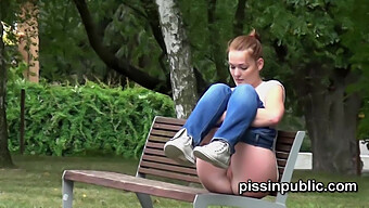 Erlebe Den Nervenkitzel, Atemberaubende Models Maggie Gold Und Kattie Gold In Einer Heißen Pissszene Im Beliebtesten Park Der Stadt Zu Sehen