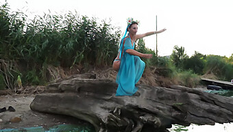 Soirée Sur La Plage Avec Une Danseuse De Ventre Mince