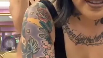 ¡La asiática tatuada twerkea en Periscope para tu placer visual!