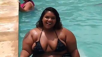 Linda Mulher Gorda Com Grandes Seios Naturais Se Entrega Ao Prazer À Beira Da Piscina