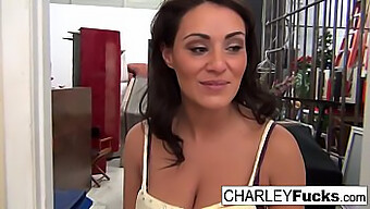 Charley Se Entrega Al Placer En Solitario Y Muestra Su Impresionante Físico